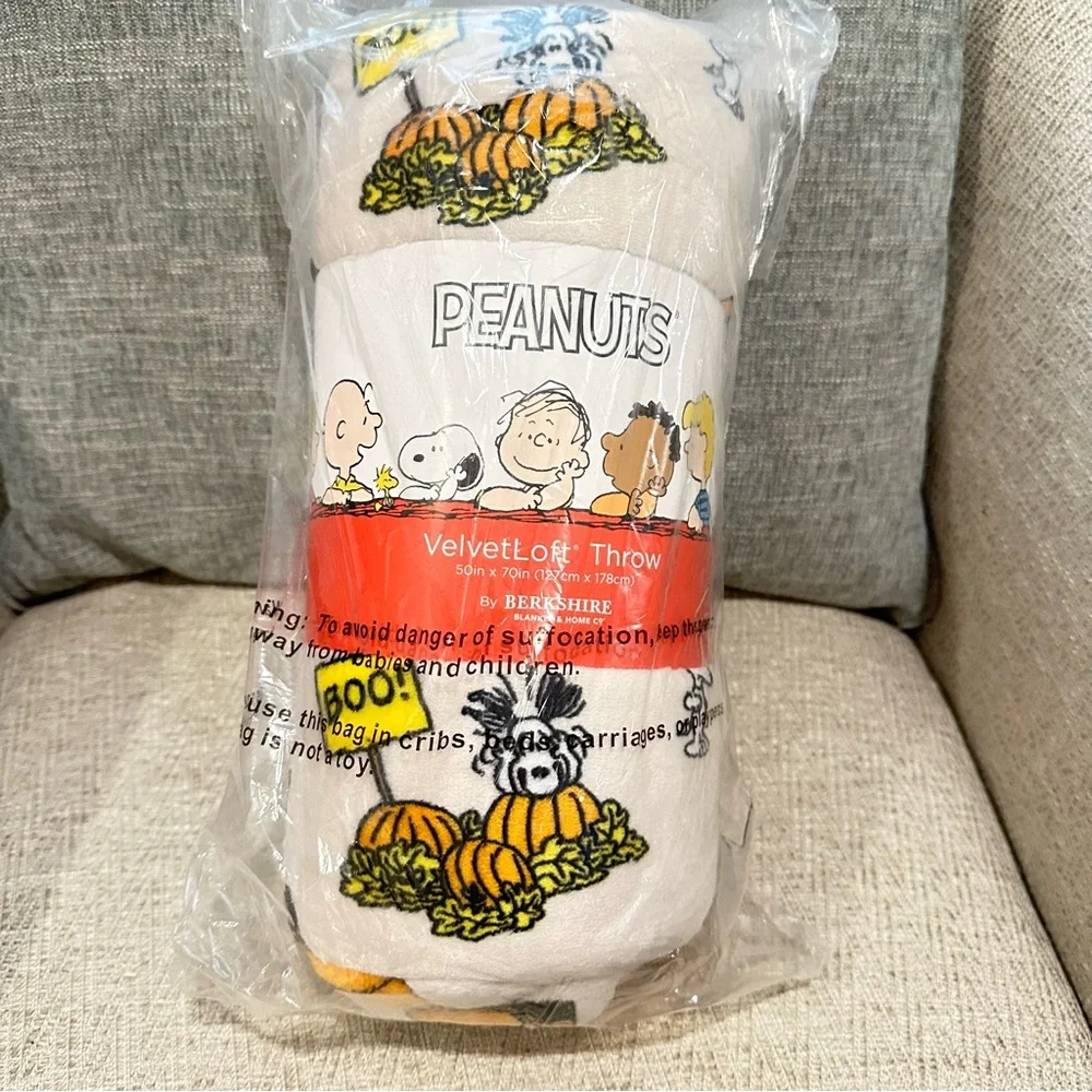 Peanuts Snoopy Halloween Fall Velvet Loft Throw Blanket with Pumpkins 50” x 70”